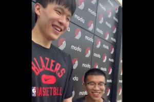 九游体育-杨瀚森首次训练后采访 翻译Chris再次收获开拓者记者好评