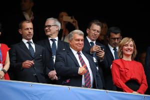 每体：巴萨与欧足联商讨财务违规，6000万欧罚款可能降至1500万欧