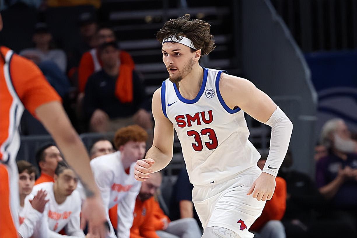 独行侠用夏联合同签下一名大五落选秀，他们是在为下属球队找人？